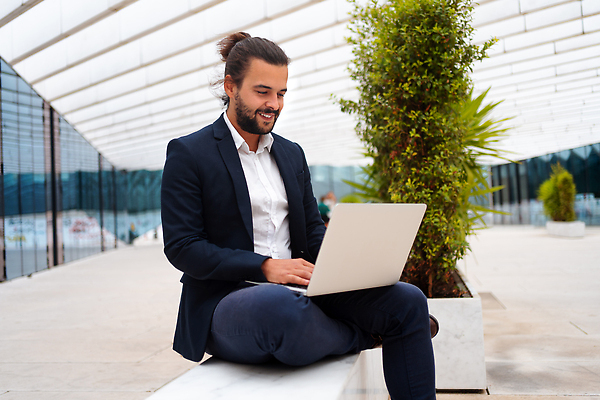 포토 JPG 해외이미지 직업 남자 인터넷 비즈니스 사업가 통신 성공 거리 한명 사람 앉기 정장 야외 노트북 컴퓨터 사무실 공책 타이핑 도시 업무 작업 비즈니스맨 자신감 연결 경영자 옷입기 바쁨 개성 수익 히스패닉 온라인 소통 힙스터 해외202309 해외포토 1 옷 패션 감정 컨셉 모션 문구용품 경제 전자제품 직장인 리더 파일형식