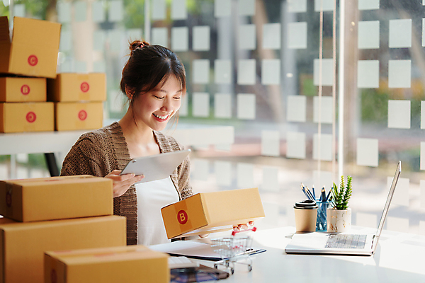 포토 JPG 해외이미지 여자 사업가 한명 웃음 들기 상반신 성인 옆모습 노트북 태블릿 작업 비즈니스우먼 사장 창가 택배상자 성인여자한명만 해외202309 해외포토 직업 1 뷰포인트 비즈니스 창문 모션 표정 사람 전자제품 스마트기기 상자 직장인 택배 여자한명만 성인여자만 파일형식