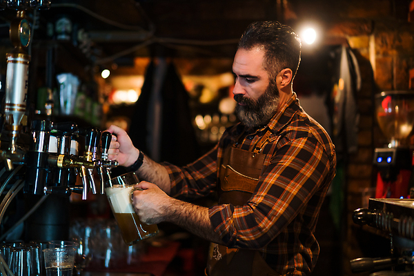 포토 JPG 해외이미지 백인 직업 응시 음료 40대 생각 비즈니스 수염 맥주 실내 한명 서기 성인 식당 머그컵 업무 작업 바 붓기 집중 서비스 주인 심각 양조장 해외202309 해외포토 서양인 1 시선 중년 컨셉 모션 주류 사람 내부 컵 상점 파일형식