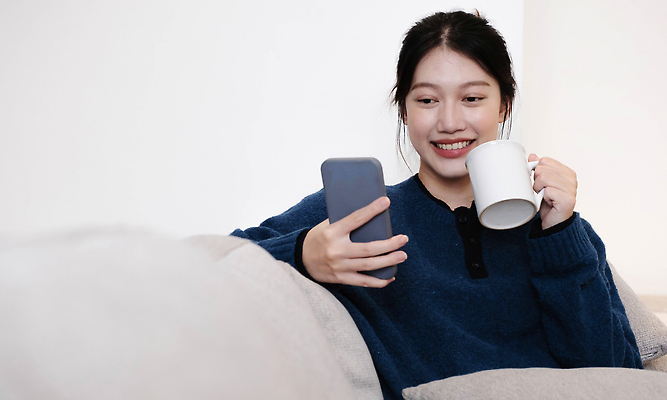 포토 JPG 해외이미지 직업 라이프스타일 행복 커피 음료 인터넷 비즈니스 사업가 통신 손가락 성공 모바일 휴식 세포 한명 동양인 컵 스마트폰 핸드폰 글로벌 디지털 스크린 공백 터치 업무 비즈니스우먼 네트워크 메시지 어플리케이션 연결 무선전화기 전화기 스마트 긍정 온라인 변호사 경영 소셜 해외202309 해외포토 1 식기 손 여자 감정 컨셉 사람 인종 생활 전자제품 스마트기기 작업 직장인 파일형식