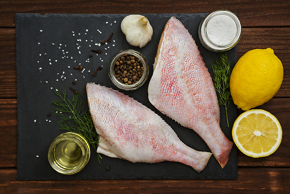 포토 JPG 해외이미지 음식 바다 다이어트 채소 재료 탁자 건강 마늘 어류 요리 앉기 사람없음 목재 빨간색 식당 검은색 식사 저녁식사 신선 맛 그릴 정상 지중해 먹기 레몬 허브 해산물 향신료 준비 날것 서빙 소금 후추 점심식사 단백질 생식 석판 맛있는 해외202309 해외포토 나무 식물 컬러 가구 컨셉 과일 모션 주방용품 상점 수중동물 영양소 향미료 파일형식