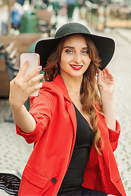 포토 JPG 해외이미지 백인 응시 여자 행복 여행 휴가 거리 한명 들기 상반신 성인 옆모습 빨간색 스마트폰 여행객 여행가방 도시 우아함 셀프카메라 성인여자한명만 해외202309 해외포토 서양인 1 시선 감정 뷰포인트 컬러 컨셉 가방 모션 사람 핸드폰 스마트기기 사진촬영 여자한명만 성인여자만 파일형식