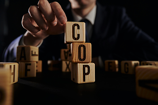 포토 JPG 해외이미지 손 알파벳 비즈니스 텍스트 아이디어 신체부위 단어 검은색 온도 나무블록 카피스페이스 해외202309 해외포토 문자 영어 컬러 컨셉 사람 목재 공백 블록 파일형식