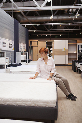 포토 JPG 해외이미지 여자 행복 가구 비즈니스 가정 침구 휴식 새로움 주택 실내 건강 한명 내부 쇼핑 판매 세일 상점 침실 침대 직물 잠 수리 선택 구매 상품 가격 자르기 천 고객 주부 상업 노력 소매 슈퍼마켓 매트리스 정형외과 안락 해외202309 해외포토 1 감정 생활용품 컨셉 모션 병원 사람 건물 파일형식