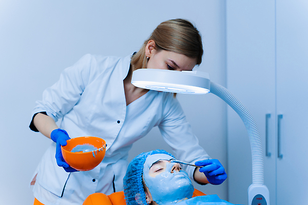 포토 JPG 해외이미지 백인 손 여자 얼굴 휴식 건강 가면 사람 두명 치료 초록색 뷰티 머리 상점 스파 화장품 흰색 미용사 고객 피부 크림 피부관리 테라피 내추럴 순서 돌봄 보습 위생관리 신청 해외202309 해외포토 서양인 직업 컬러 컨셉 의학 모션 관리 신체부위 파일형식