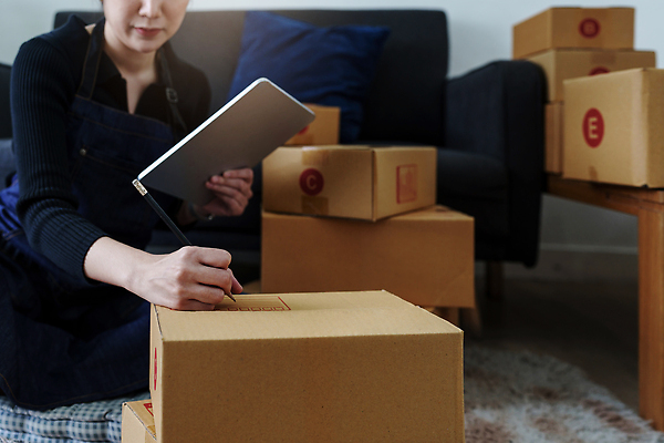 포토 JPG 해외이미지 직업 라이프스타일 여자 행복 회사 비즈니스 사업가 성공 주택 한명 사람 동양인 경제 노트북 쇼핑 컴퓨터 상자 상점 일본 비즈니스우먼 자신감 주식 상인 종업원 사이버 서비스 상업 패키지 수납 소매 온라인 주소 주인 회계 물류 마케팅 목록 프리랜서 중소기업 해외202309 해외포토 1 감정 아시아 컨셉 인종 건물 생활 금융 전자제품 직장인 파일형식