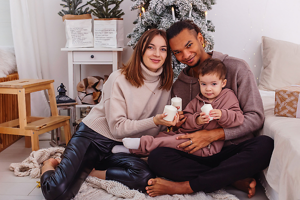 포토 JPG 해외이미지 나무 백인 라이프스타일 여자 남자 행복 아들 어린이 크리스마스 겨울 가족 포옹 맨발 엄마 휴가 새해 주택 함께함 실내 따뜻함 사랑 소년 성인 내부 장식 세명 뷰티 흰색 축하 아빠 스웨터 니트 크리스마스이브 성인여자만 해외202309 해외포토 서양인 식물 계절 기념일 감정 컬러 컨셉 상의 관계 안기 발 사람 건물 생활 여자만 성인만 파일형식