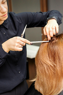 포토 JPG 해외이미지 모델 직업 라이프스타일 헤어스타일 여자 실내 건강 관리 한명 사람 성인 치료 뷰티 머리 유행 상점 화장품 장비 머리빗 미용사 이발 고객 준비 머리장식 빨간머리 순서 돌봄 스타일리스트 스타일 해외202309 해외포토 1 의학 모션 내부 생활 신체부위 장식 미용용품 파일형식