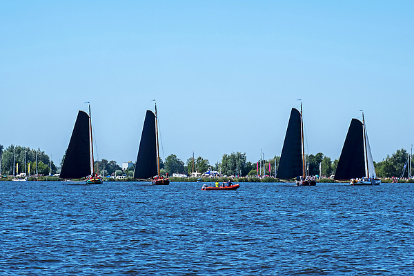 포토 JPG 해외이미지 전통 호수 스포츠 여행 요트 교통시설 바람 항해 풍경 이벤트 사람없음 야외 목재 물 경쟁 수상스포츠 보트 역사 클래식 승무원 네덜란드 함선 타운 네비게이션 옛날 조감도 선박 해외202309 해외포토 레이스천 자연요소 나무 직업 유럽 교통 컨셉 수상교통 배_교통 재료 날씨 직물 도시 시설 파일형식