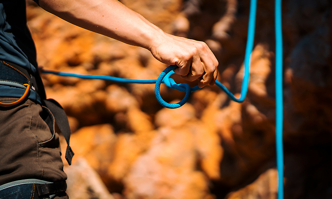 포토 JPG 해외이미지 남자 밧줄 줄 벽 스포츠 여행 넥타이 산 안전 사람 취미 사람없음 야외 빨간색 파란색 힘 등산 하이킹 장비 탐험 바위 용기 자신감 고리 코드 보호 위험 그리스 준비 오르기 매듭 시스템 기어 무료 제어 해외202309 해외포토 그릇 잡화 감정 유럽 컬러 컨셉 모션 레저 트래킹 돌_바위 파일형식