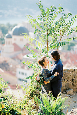 포토 JPG 해외이미지 나무 백인 커플 드레스 꽃 꽃다발 신랑 결혼 2 포옹 결혼식 지붕 두명 건물 빨간색 초록색 파란색 울타리 관찰 닫기 갑판 타운 해외202309 해외포토 서양인 식물 건축물 옷 컬러 배_교통 관계 안기 모션 사람 이벤트 담장 도시 파일형식