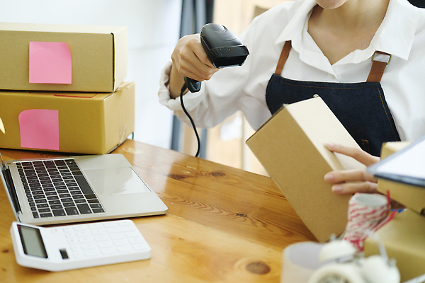 포토 JPG 해외이미지 여자 실내 한명 들기 동양인 성인 노트북 쌓기 계산기 택배 포스트잇 택배상자 박스포장 스캐너 온라인쇼핑몰 성인여자한명만 해외202309 해외포토 1 포장 모션 문구용품 사람 인종 내부 전자제품 상자 장비 운송업 메모지 쇼핑몰 온라인 여자한명만 성인여자만 파일형식