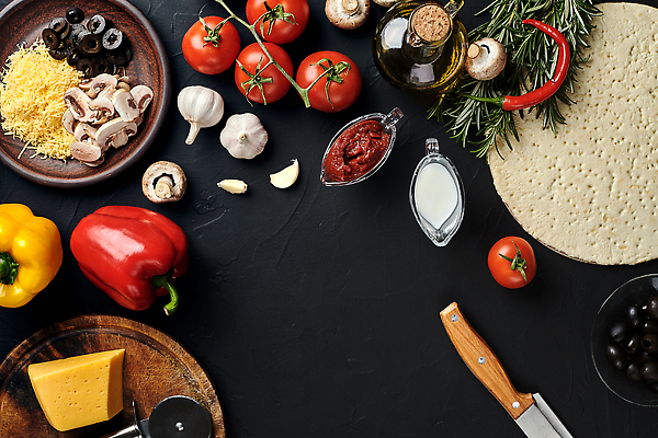 포토 JPG 해외이미지 토마토 치즈 파프리카 피자 마늘 요리 사람없음 올리브오일 올리브 양송이 식칼 토마토소스 도우 피자칼 해외202309 해외포토 열매 채소 주방용품 유제품 패스트푸드 서양음식 버섯 소스_음식 기름_음식 파일형식