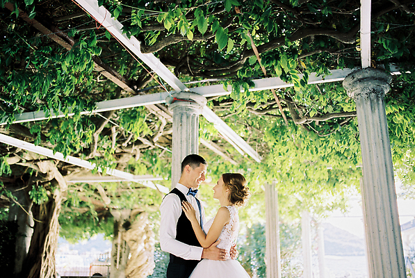 포토 JPG 해외이미지 나무 백인 커플 드레스 행복 바다 신랑 결혼 셔츠 잎 2 포옹 결혼식 산 두명 목재 초록색 빛 정원 흰색 기둥 조끼 해외202309 해외포토 서양인 식물 옷 건축 감정 컬러 상의 재료 관계 안기 사람 이벤트 외투 파일형식