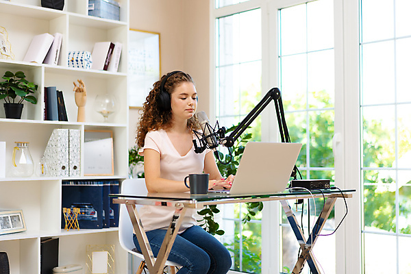 포토 JPG 해외이미지 백인 여자 의자 한명 앉기 상반신 성인 옆모습 노트북 헤드폰 타이핑 마이크 성인여자한명만 인터넷방송 크리에이터 스트리밍 스트리밍라이프 해외202309 해외포토 서양인 직업 1 라이프스타일 뷰포인트 음향기기 가구 모션 사람 전자제품 방송 여자한명만 성인여자만 파일형식 1인미디어