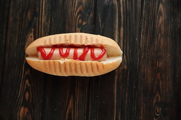 포토 JPG 해외이미지 사람없음 소시지 케첩 핫도그 카피스페이스 나무배경 해외202309 해외포토 음식 백그라운드 패스트푸드 공백 소스_음식 가공식품 파일형식