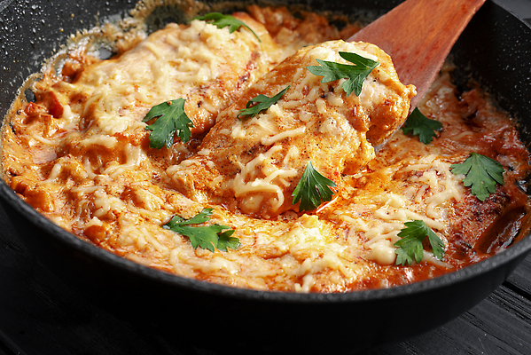 포토 JPG 해외이미지 접시 음식 토마토 채소 탁자 치즈 건강 마늘 육류 요리 사람없음 목재 주방 식사 저녁식사 치킨 버섯 튀김 흰색 시골 신선 맛 정상 가슴 굽기 먹기 크림 레시피 바질 프랑스어 항공촬영 맛있는 해외202309 해외포토 나무 문자 식기 뷰포인트 컬러 가구 컨셉 식재료 재료 모션 유제품 신체부위 구이 닭고기요리 파일형식