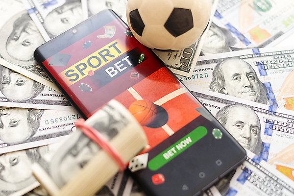 포토 JPG 해외이미지 스포츠 백그라운드 돈 축구공 사람없음 스마트폰 도박 어플리케이션 오브젝트 해외202309 해외포토 공 축구용품 핸드폰 스마트기기 재산 파일형식