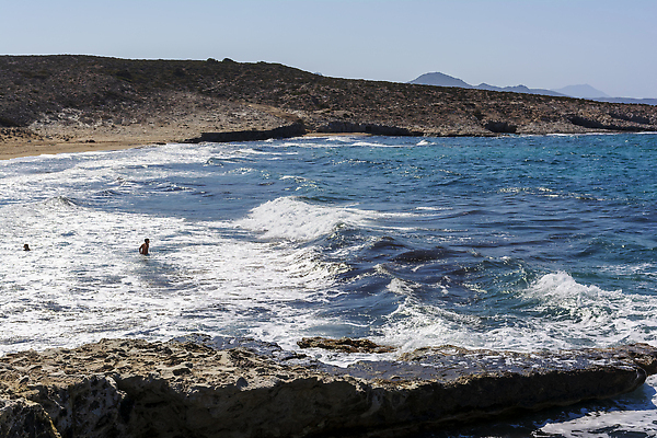 포토 JPG 해외이미지 파도 바다 섬 여행 자연 하늘 휴가 산 풍경 해변 사람없음 물 여름 파란색 햇빛 거품 바위 물가 만 거친 크루즈 지중해 그리스 암초 그리스인 다도해 해외202309 해외포토 자연요소 서양인 계절 유럽 컬러 배_교통 태양 돌_바위 생태계 파일형식