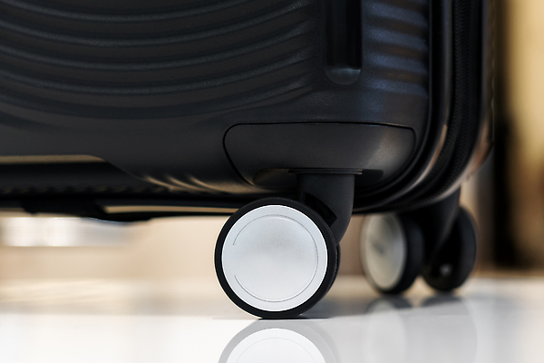 포토 JPG 해외이미지 여행 컨셉 가방 휴가 사람없음 여행가방 검은색 핸드백 짐 바퀴 공항 플라스틱 오브젝트 잠금 지퍼 짐싸기 수하물 해외202309 해외포토 잡화 컬러 교통시설 재질 보안 파일형식