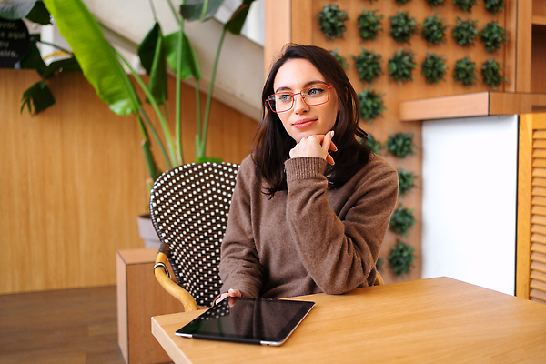포토 JPG 해외이미지 여자 안경 생각 비즈니스 통신 청소년 탁자 실내 한명 사람 앉기 사무실 알약 디지털 스크린 공백 카페 비즈니스우먼 자신감 휴대용 무선전화기 스마트 패드 혼자 목업 비어있는 해외202309 해외포토 1 잡화 감정 가구 컨셉 모션 내부 약 상점 직장인 전화기 오브젝트 파일형식