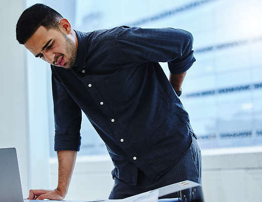 포토 JPG 해외이미지 서양인 남자 스트레스 한명 상반신 성인 옆모습 사무실 업무 비즈니스맨 허리통증 성인남자한명만 해외202309 해외포토 외국인 1 뷰포인트 비즈니스 사람 고통 작업 직장인 남자한명만 성인남자만 파일형식