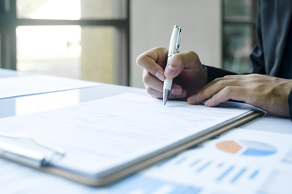 포토 JPG 해외이미지 직업 비즈니스 통신 성공 협력 설계 한명 금융 거래 저축 직장인 비즈니스맨 상담원 고객 분석 계약 컨설턴트 상담 경영자 면접 문서 투자 상업 결재 서명 보험 변호사 대출 경영 고용 동의 마케팅 의사소통 조언 콜라보레이션 해외202309 해외포토 1 남자 컨셉 사람 경제 구직 사무원 전문직 리더 채용 파일형식