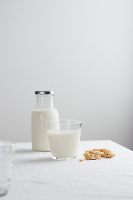 포토 JPG 해외이미지 음료 음식 빵 다이어트 재료 유리 탁자 아침 디저트 유제품 건강 사람없음 컵 세로 쿠키 식사 우유 식탁보 흰색 신선 아침식사 상품 크림 유기농 요거트 건강식 내추럴 정물화 해외202309 해외포토 주간 식기 웰빙 컬러 가구 재질 그림 파일형식