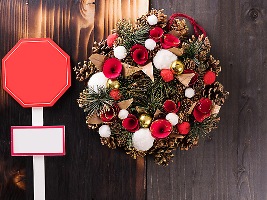 포토 JPG 해외이미지 크리스마스장식 사람없음 하이앵글 표지판 오브젝트 솔방울 크리스마스리스 나무배경 해외202309 해외포토 뷰포인트 백그라운드 크리스마스 알림판 화환 파일형식