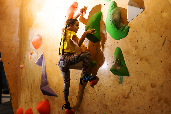 포토 JPG 해외이미지 전신 여자 어린이 스포츠 실내 그림자 한명 잡기 암벽 암벽등반 클라이밍 소녀한명만 해외202309 해외포토 1 모션 사람 내부 등산 등반 여자한명만 소녀만 파일형식