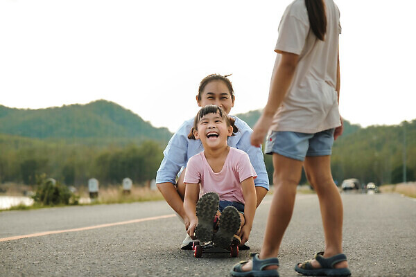 포토 JPG 해외이미지 라이프스타일 공원 행복 어린이 스포츠 포즈 학교 가족 놀이 엄마 거리 건강 안전 사람 야외 두명 운동 유치원 기쁨 스케이트 스케이트보드 보호 승차 헬멧 위험 시원함 연습 무릎 스케이터 패드 지원 팔꿈치 헬프 해외202309 해외포토 공공시설 교육 감정 스포츠용품 컨셉 관계 모션 운동선수 생활 신체부위 도움 보드_스포츠 보호장비 팔 파일형식
