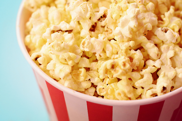 포토 JPG 해외이미지 접시 종이 음식 백그라운드 다이어트 가방 탁자 휴가 패스트푸드 건강 옥수수 사람없음 목재 빨간색 파란색 상자 노란색 텔레비전 흰색 신선 사발 클래식 달콤 맛 영화관 극장 먹기 가득함 필름 영화 오브젝트 팝콘 소금 솜털 흙더미 절임 짠맛 팝 해로움 맛있는 해외202309 해외포토 나무 식기 잡화 컬러 가구 컨셉 재료 모션 문화예술 곡류 전자제품 흙 사기그릇 인스턴트 파일형식 더미