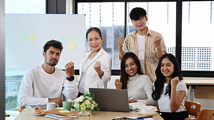 포토 JPG 해외이미지 여자 남자 화초 의자 비즈니스 창문 회의 함께함 앉기 여러명 상반신 성인 옆모습 태블릿 파이팅 공책 주먹 비즈니스맨 비즈니스우먼 그룹 책상 직원 화이트보드 성인만 해외202309 해외포토 식물 뷰포인트 가구 다수 컨셉 모션 문구용품 사람 전자제품 스마트기기 직장인 파일형식