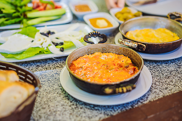 포토 JPG 해외이미지 전통 접시 음식 빵 백그라운드 다이어트 토마토 채소 중동 유리 탁자 아침 치즈 건강 요리 사람 사람없음 목재 식당 계란 식사 아침식사 잼 지중해 향신료 올리브 브런치 후추 꿀 마멀레이드 맛있는 튀르키예 해외202309 해외포토 주간 나무 식기 열매 나라 아시아 바다 가구 재료 재질 유제품 상점 알 소스_음식 향미료 파일형식