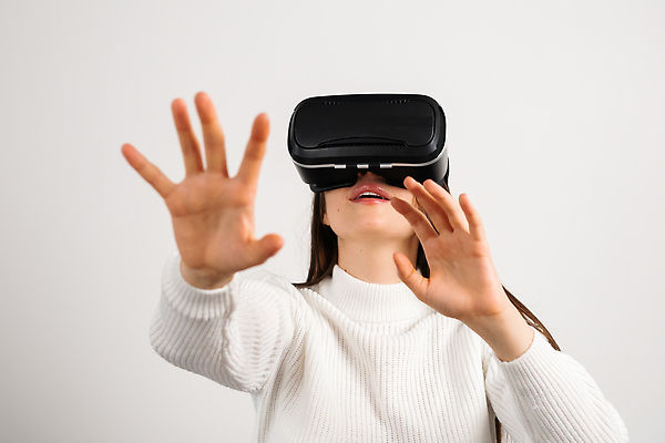 포토 JPG 해외이미지 백인 라이프스타일 응시 여자 안경 창문 미래 고글 주택 기술 실내 한명 서기 사람 내부 디지털 헤드폰 게임 체험 연결 무선전화기 흥분 비전 혁명 게이머 플레이어 가상 가상현실 현실 안락 효과 해외202309 해외포토 서양인 1 시선 잡화 감정 음향기기 컨셉 모션 놀이 건물 생활 전화기 파일형식