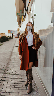 포토 JPG 해외이미지 모델 라이프스타일 옷 여자 얼굴 의료기기 거리 건강 병원 가면 한명 야외 유행 건강관리 코트 도시 오염 바이러스 우아함 보호 질병 인플루엔자 필터 스타일 코로나바이러스 해외202309 해외포토 1 컨셉 의학 관리 사람 생활 신체부위 외투 파일형식