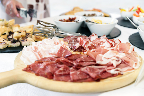 포토 JPG 해외이미지 전통 접시 음식 조각 재료 육류 돼지고기 요리 사람없음 목재 빨간색 파티 요식업 식당 식사 저녁식사 이탈리아 소고기 추위 시골 신선 애피타이저 자르기 지중해 햄 날것 슬라이스 베이컨 모음 훈제 점심식사 살라미 식품점 맛있는 프로슈토 해외202309 해외포토 나무 식기 유럽 산업 바다 컬러 식재료 모션 이벤트 상점 파일형식