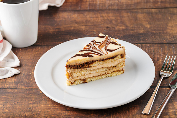 포토 JPG 해외이미지 접시 커피 음식 조각 포크 탁자 디저트 요리 사람없음 장식 갈색 케이크 식당 초콜릿 식사 어둠 빵집 흰색 축하 신선 생일 달콤 맛 설탕 굽기 먹기 크림 코코아 페스츄리 핸드메이드 캐러멜 맛있는 해외202309 해외포토 식기 기념일 음료 빵 컬러 가구 컨셉 모션 상점 구이 파일형식