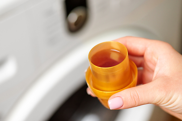 포토 JPG 해외이미지 손 옷 여자 가사 가정 주택 실내 사람 사람없음 일상 기계 욕실 흰색 잡기 업무 액체 닫기 씻기 빨래 컨테이너 플라스틱 세제 측정 향기 비누 세탁기 린스 위생관리 캡모자 화학물질 유체 해외202309 해외포토 모자_잡화 산업 컬러 모션 재질 관리 내부 건물 라이프 신체부위 위생용품 청결 가전제품 작업 화학 냄새 파일형식