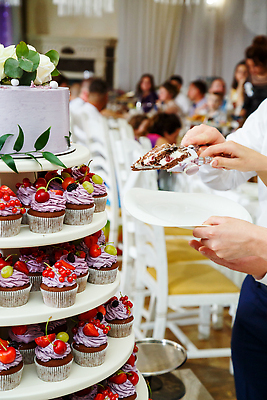 포토 JPG 해외이미지 디자인 커플 드레스 꽃 음식 신랑 결혼 백그라운드 신혼부부 탁자 결혼식 남편 디저트 기념 함께함 사랑 사람 이벤트 성인 사람없음 야외 장식 뷰티 파티 케이크 낭만 흰색 축하 아내 원형 칼 달콤 맛 설탕 배열 먹기 크림 묘사 접수 프로스팅 맛있는 해외202309 해외포토 도형 식물 부부 옷 감정 컬러 가구 컨셉 관계 모션 신혼 제빵 파일형식