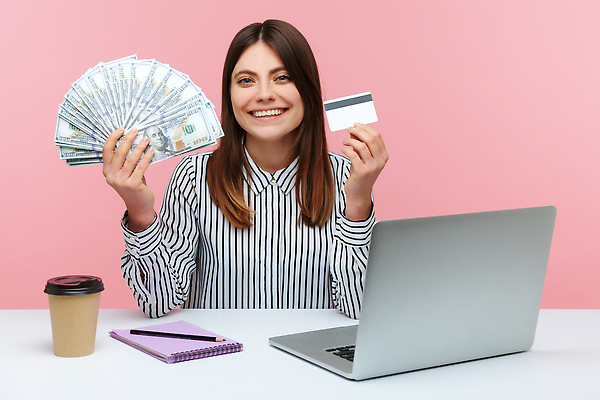 포토 JPG 해외이미지 스튜디오촬영 백인 직업 여자 행복 돈 비즈니스 청소년 갈색머리 직장 실내 한명 금융 경제 노트북 사무실 세일 달러 저축 업무 신용카드 시장 투자 결제 이익 월급 대출 고립 보너스 수도권 수입 체크아웃 수수료 해외202309 해외포토 서양인 1 헤어스타일 감정 회사 사람 내부 전자제품 작업 재산 지역 요금 파일형식