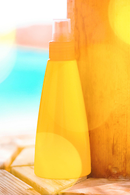포토 JPG 해외이미지 바다 사람없음 야외 햇빛 노란색 선탠 오일 공병 썬텐오일 해외202309 해외포토 음식 컬러 태양 화장품 병_담는 파일형식