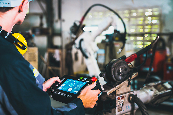 포토 JPG 해외이미지 남자 산업 공장 노동자 작업복 한명 들기 상반신 성인 기계 과학기술 작업 엔지니어 안전모 컨트롤 프로그래밍 성인남자한명만 해외202309 해외포토 직업 1 옷 공업 모션 기술 사람 기술자 헬멧 안전장비 개발 남자한명만 성인남자만 파일형식