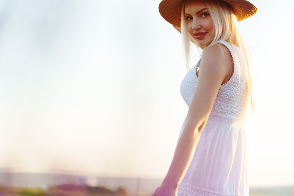 포토 JPG 해외이미지 응시 여자 꽃밭 한명 상반신 성인 야외 금발 일몰 밀짚모자 라벤더 프로방스 성인여자한명만 해외202309 해외포토 모자_잡화 1 헤어스타일 시선 꽃 사람 노을 허브 여자한명만 성인여자만 파일형식