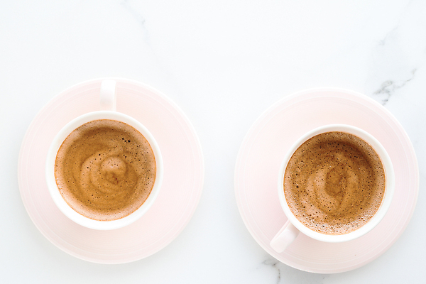 포토 JPG 해외이미지 커피 사람없음 흰색 분위기 커피잔 컵받침 대리석 카피스페이스 해외202309 해외포토 음료 컬러 컨셉 재료 잔 공백 받침대 파일형식