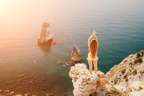 포토 JPG 해외이미지 라이프스타일 여자 행복 바다 여행 자연 하늘 휴가 산 한명 사람 성인 야외 물 파란색 뷰티 여행객 계곡 트래킹 하이킹 추위 자유 정상 셀프카메라 나눔 수평선 해외202309 해외포토 자연요소 1 감정 컬러 컨셉 레저 생활 사진촬영 생태계 파일형식