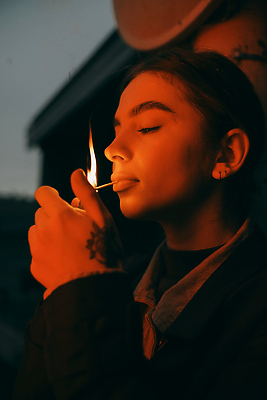 포토 JPG 해외이미지 손 여자 종이 컬러 백그라운드 컨셉 불 경고 한명 안전 경기 사람없음 목재 빨간색 빛 힘 에너지 잡기 뜨거움 막대기 위험 소방관 오브젝트 문학 연소 스트라이크 진짜 화상 해외202309 해외포토 자연요소 나무 1 스포츠 재료 모션 사람 신체부위 상처 구조원 소방 파일형식