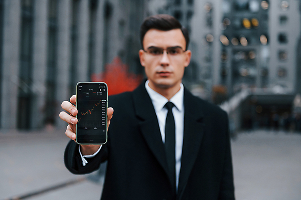 포토 JPG 해외이미지 남자 안경 그래프 한명 정장 상반신 성인 앞모습 아웃포커스 스마트폰 도시 직장인 비즈니스맨 주식 스마트 보여주기 성인남자한명만 해외포토 직업 1 잡화 옷 뷰포인트 컨셉 비즈니스 모션 촬영기법 사람 금융 핸드폰 스마트기기 남자한명만 성인남자만 파일형식