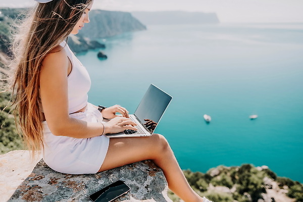 포토 JPG 해외이미지 직업 라이프스타일 여자 행복 커피 바다 여행 인터넷 비즈니스 통신 휴가 휴식 직장 관리 한명 사람 성인 해변 야외 물 노트북 컴퓨터 뷰티 여행객 공책 자유 타이핑 키보드 업무 작업 네트워크 바쁨 멀리 온라인 프리랜서 해외202309 해외포토 자연요소 1 감정 음료 컨셉 회사 문구용품 생활 전자제품 파일형식