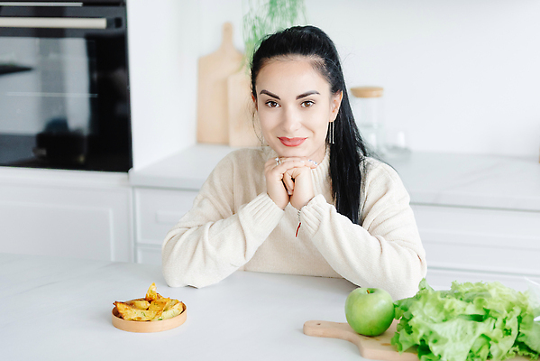 포토 JPG 해외이미지 채소 건강 한명 초록색 신선 친환경 채식 건강식 유지 배려 윤리 채식주의자 비건 비건음식 화면전환 해외202309 해외포토 1 음식 컬러 사람 환경 파일형식